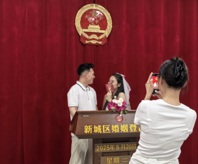 当“新婚”遇见“金婚” 新城区上演跨越半世纪的文明婚俗对话